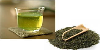 茶葉から淹れた水出し煎茶